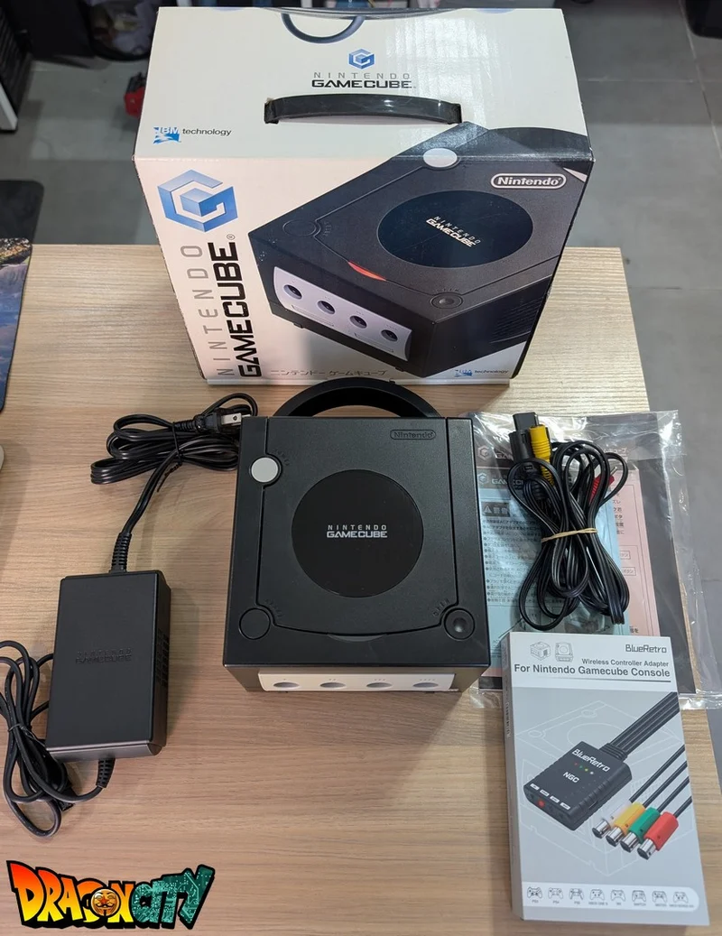 GameCube Noir JAP 60Hz Freezone + Boîte + Alimentation 110V + Puce Xeno-GC + Condensateurs remplacés (neufs) + Picoboot + Sandisk Swiss 256Go + SD2SP2 PRO V2 + BlueRetro - Manettes Sans-Fil