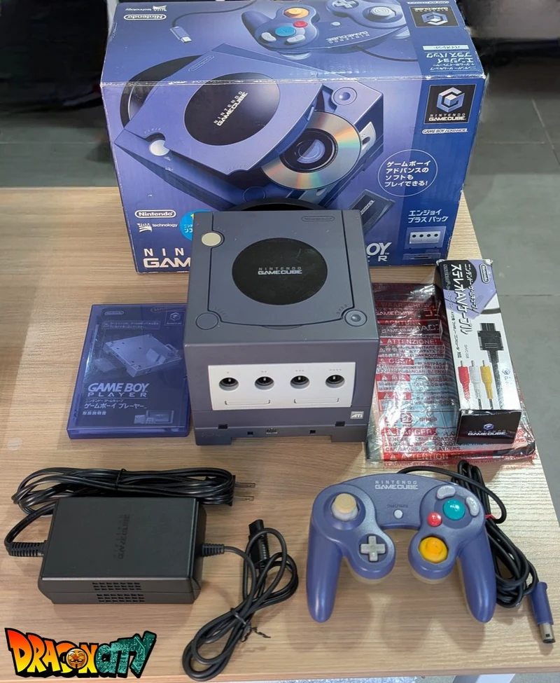 GameCube Collector Violette JAP 60Hz Freezone + Game Boy Player avec Disque + Boîte + Alimentation 110V + Puce Xeno-GC + Condensateurs changés (neuf) + Picoboot + Sandisk Swiss 256Go + SD2SP2 POR TF + Manette + Câble Vidéo + Serial Matching