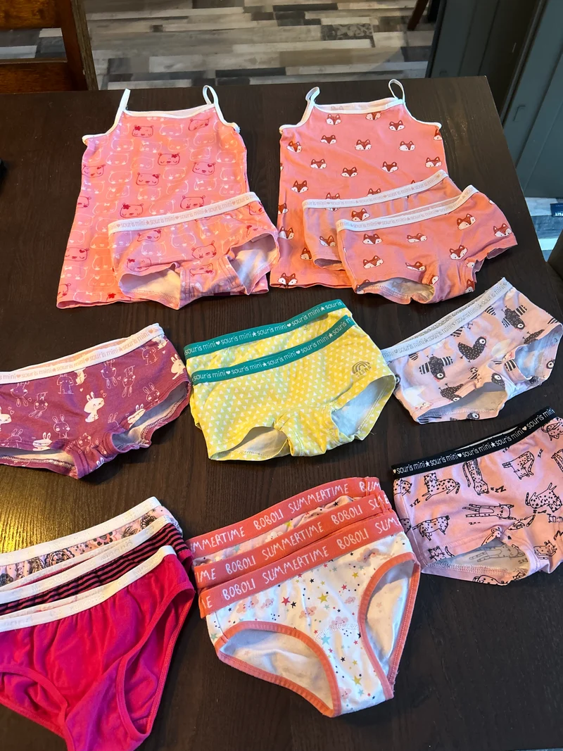 Reservé vanessa Goyette - Lot camisole et bobette -4-5 ans - et une bonus tachée pas sur la photo