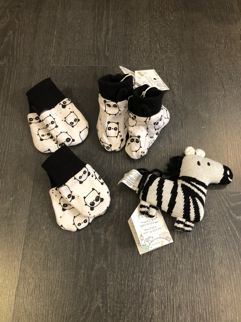 Kit de depart - mitts - pantouffles et toutou hochet
